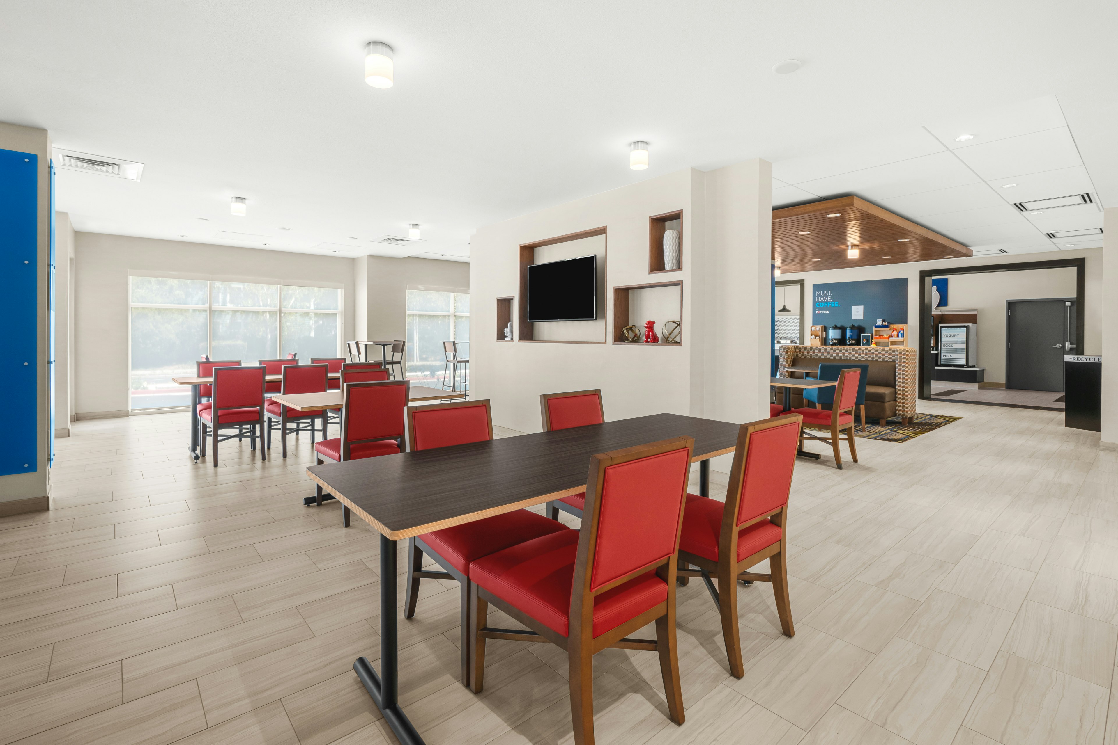 Holiday Inn Express & Suites Suisun City 57/70