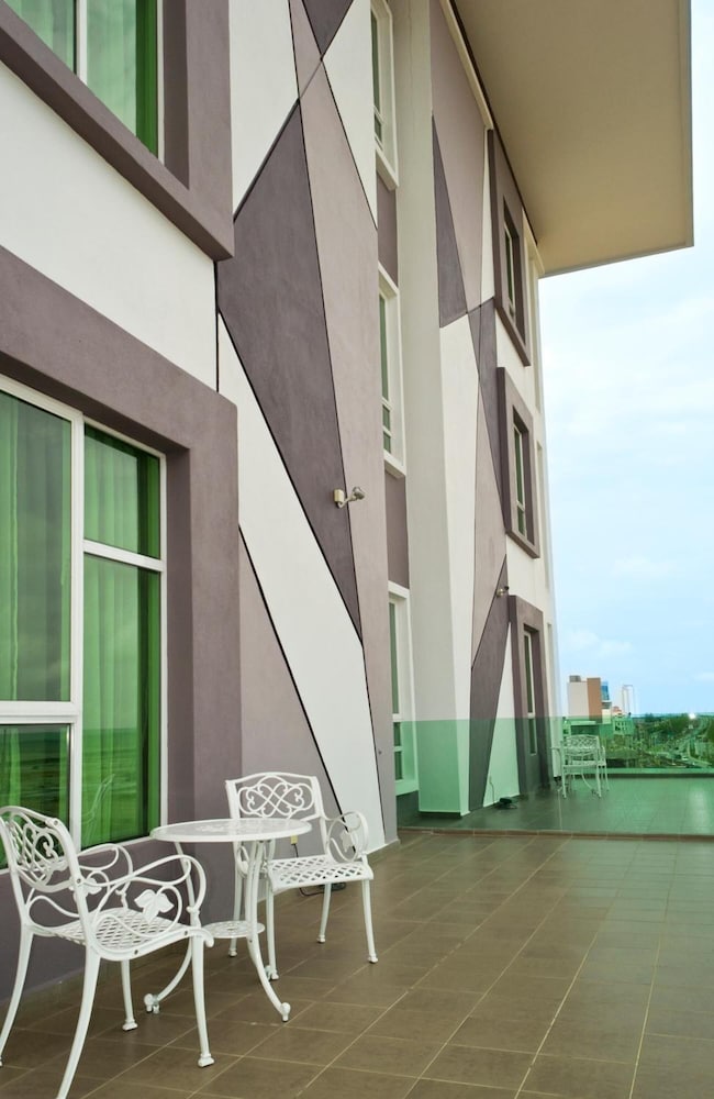 Marvelux Hotel 5/44
