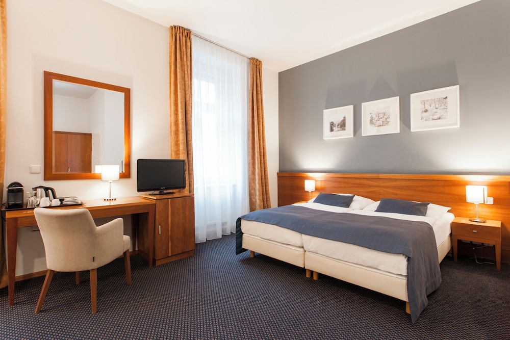 CAROL HOTEL 30/52