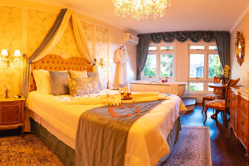 LYON, DELUXE, DOUBLE BED, JETTED TUB