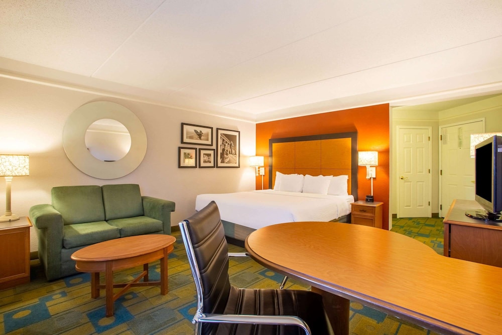 La Quinta Inn & Suites by Wyndham Charlotte Airport South 34/46