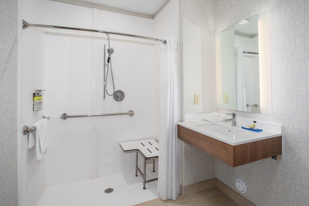 Holiday Inn Express & Suites Phoenix - Glendale Sports Dist 22/63