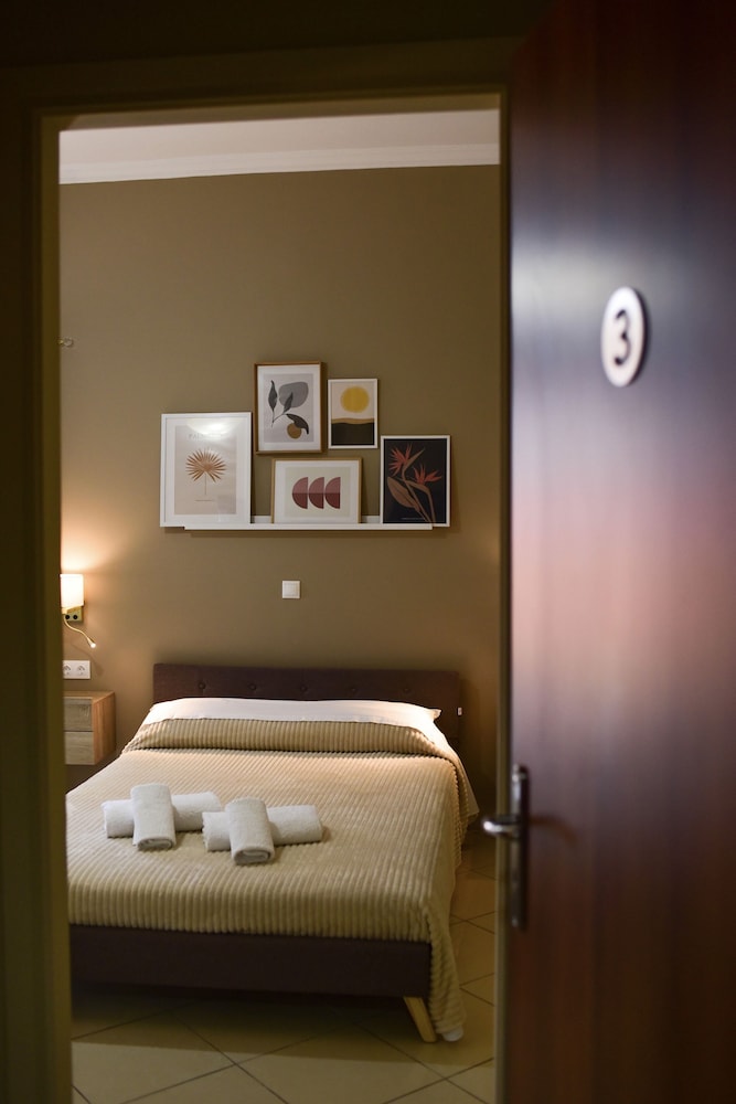 Marinos Rooms 50/50