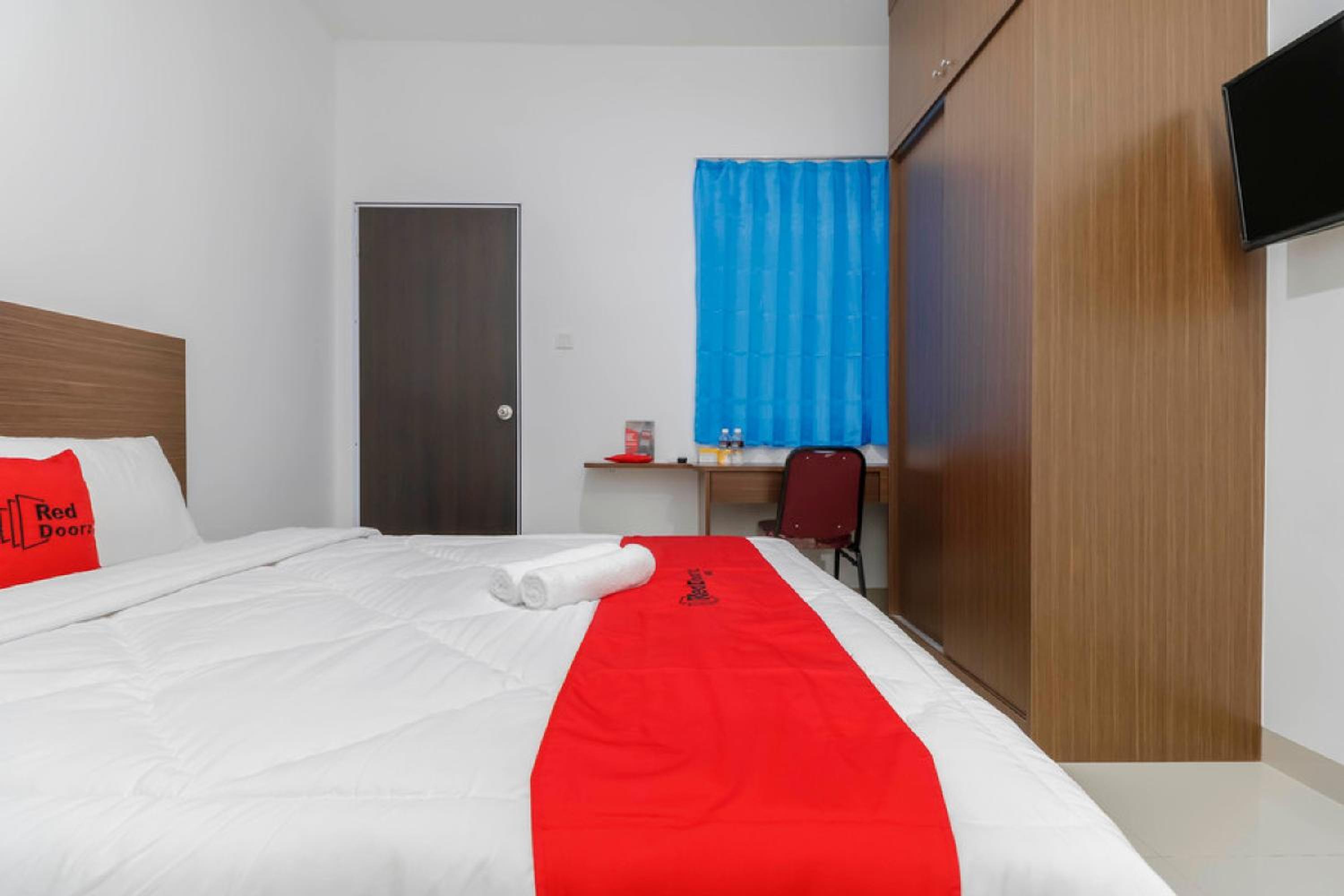 RedDoorz Plus near Kepri Mall 20/44