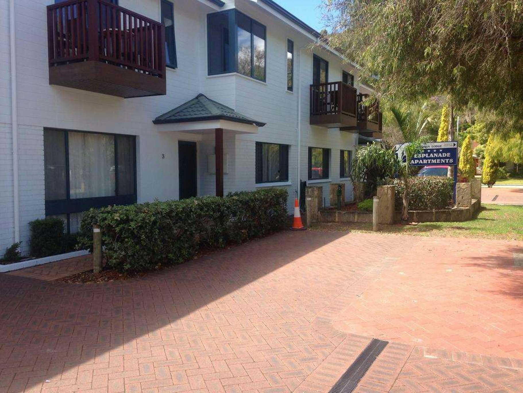 DOLPHIN LODGE 17/20