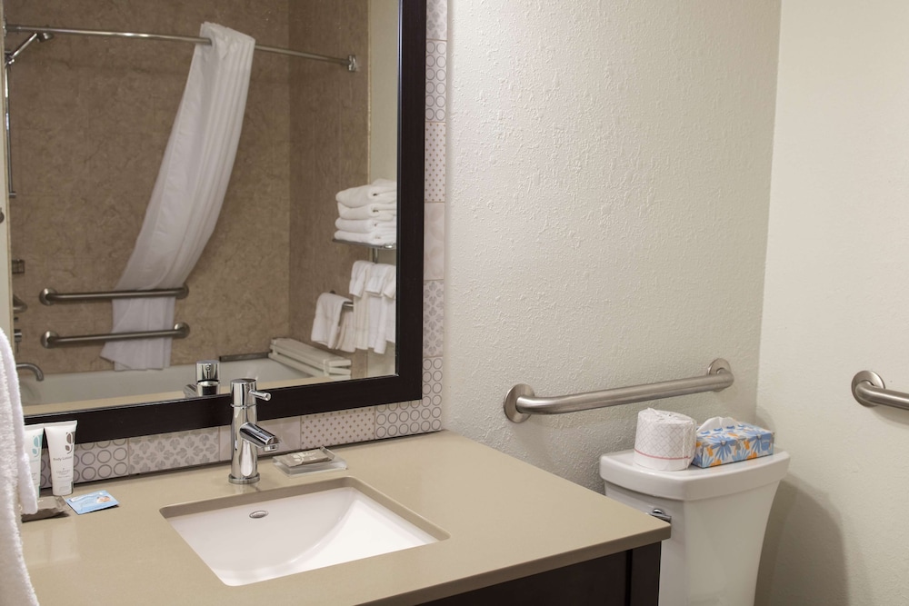 Country Inn & Suites by Radisson, Platteville, WI 18/48