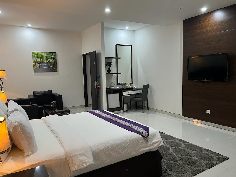 Suite, King Bed, Garden View