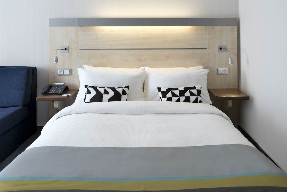 HOLIDAY INN EXPRESS SINGEN 18/72