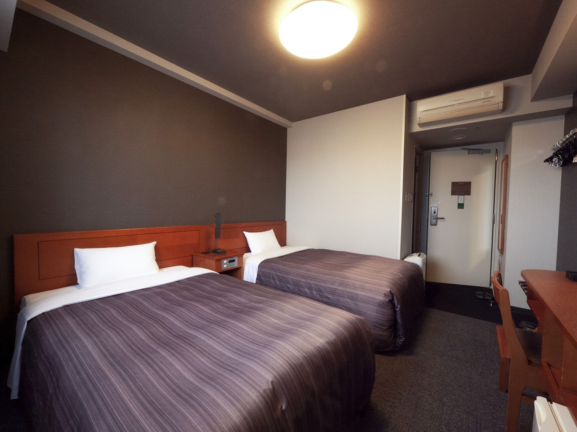 Room, Twin Beds, Smoking