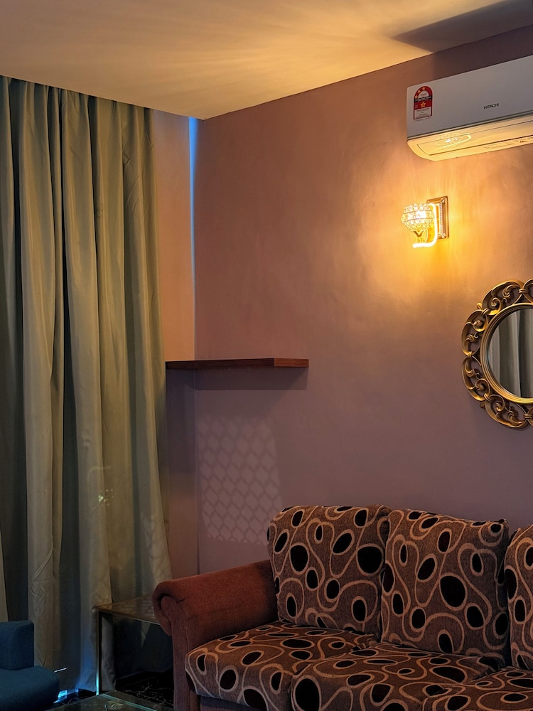 Stirling Suites 6/48