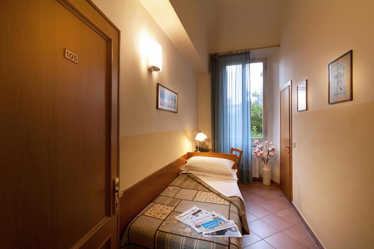 ROOM, SINGLE, EXTERNAL BATHROOM