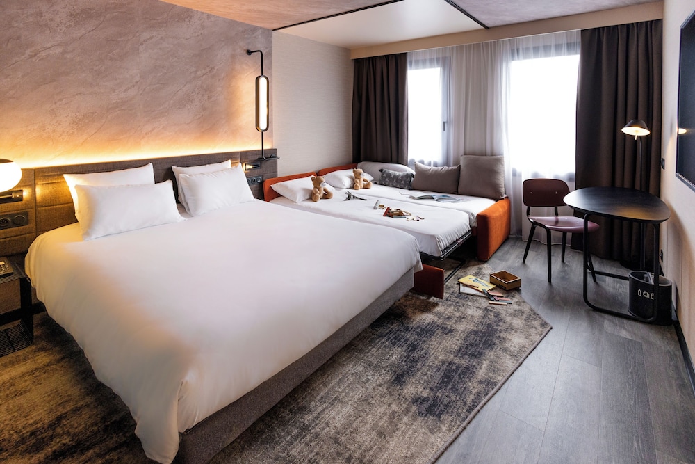 Executive, Triple, Queen Bed, Sofa