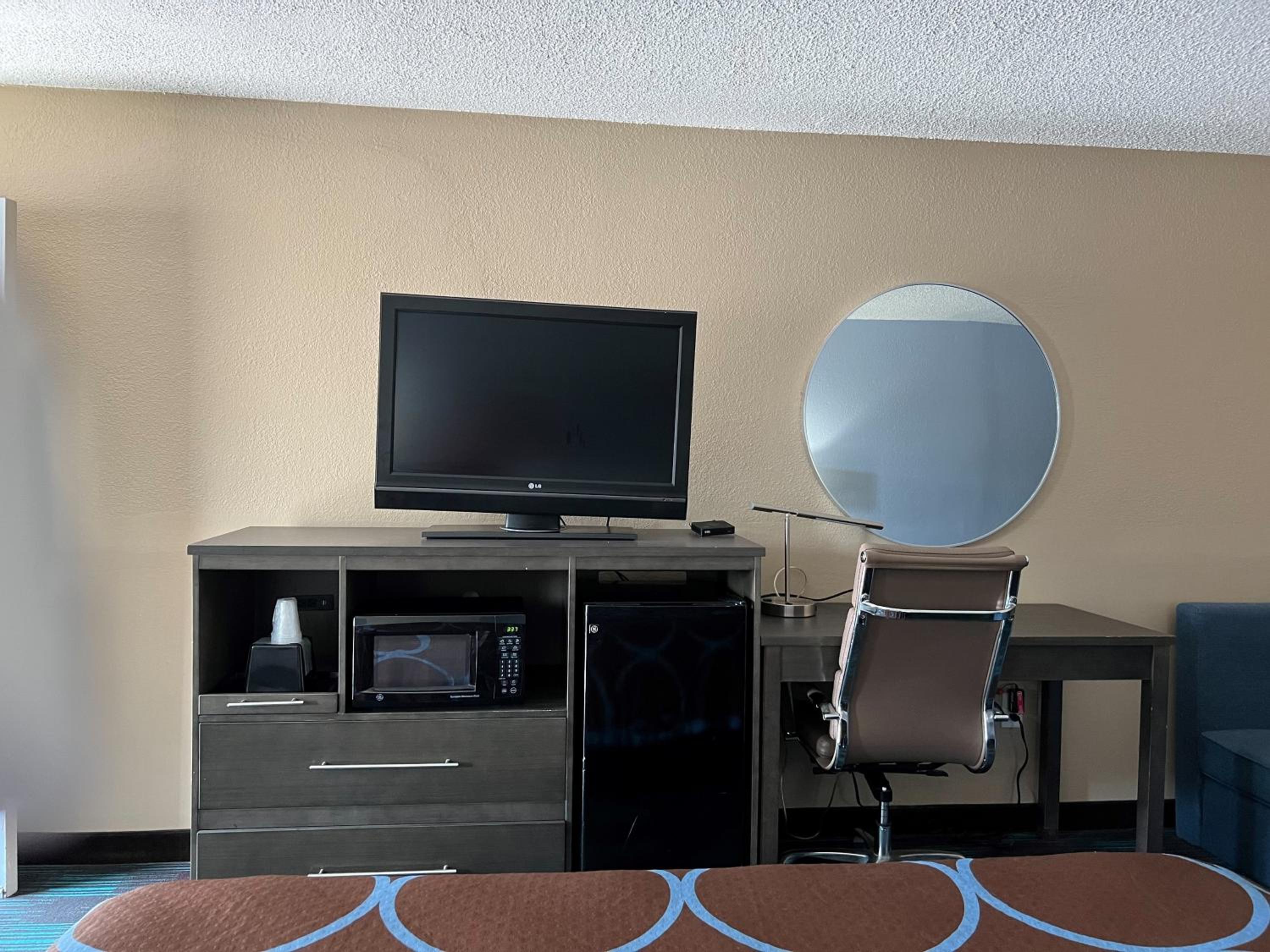 Super 8 by Wyndham Newport News 8/19
