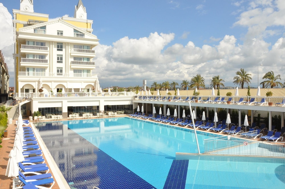 Dream World Resort 18/36