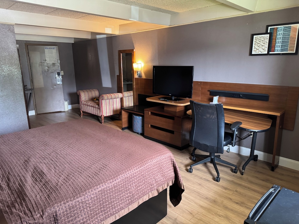 Economy Inn North Randall 30/49