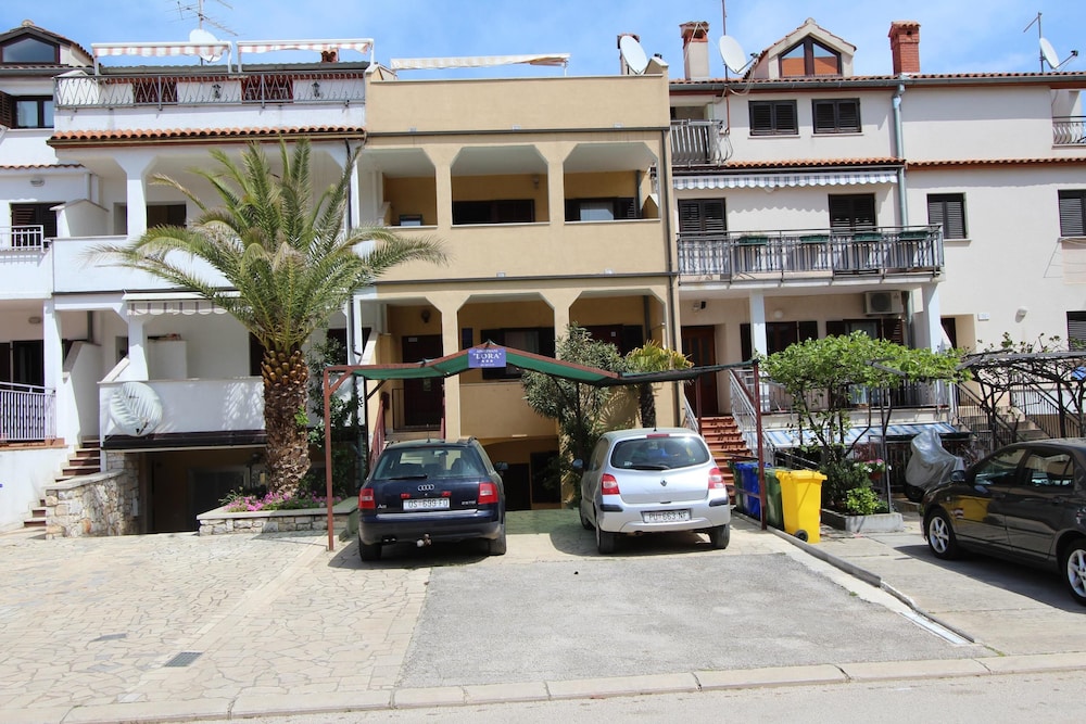 APARTMENTS LORA 57/66