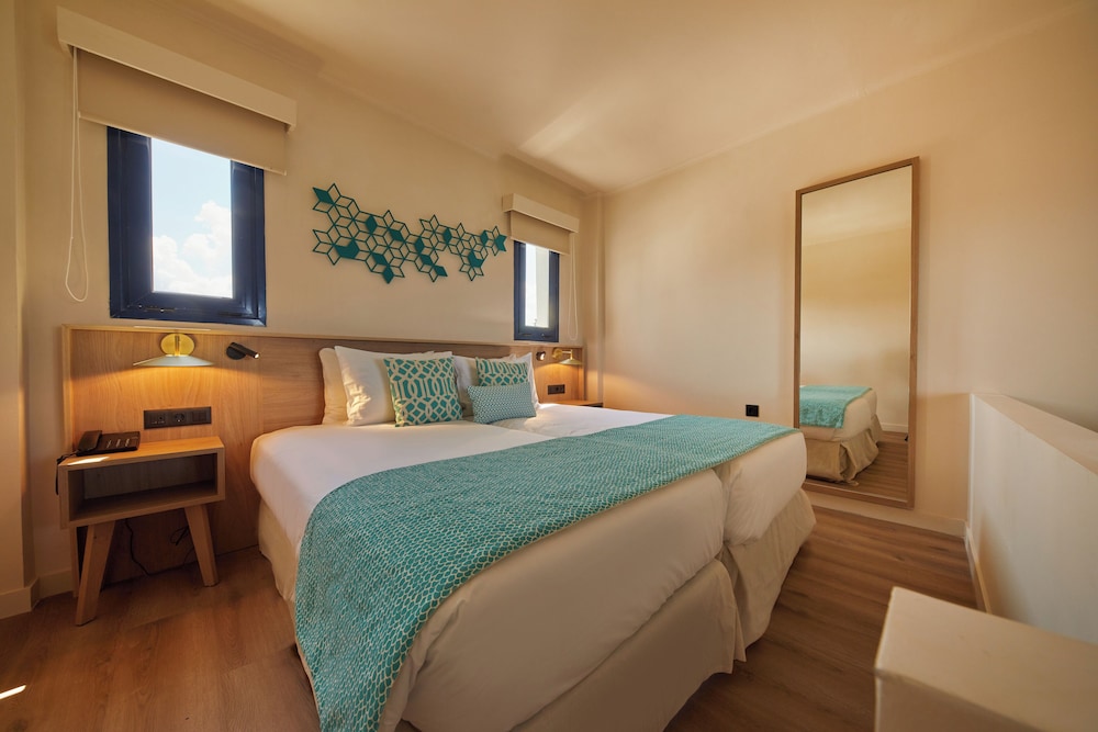 My Favorite Club, Junior Suite, Queen Bed, Partial Sea View, Balcony