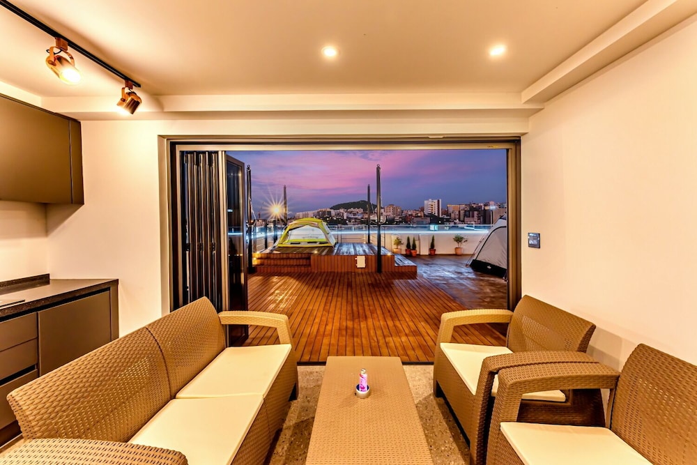 The Jade hotel 27/33