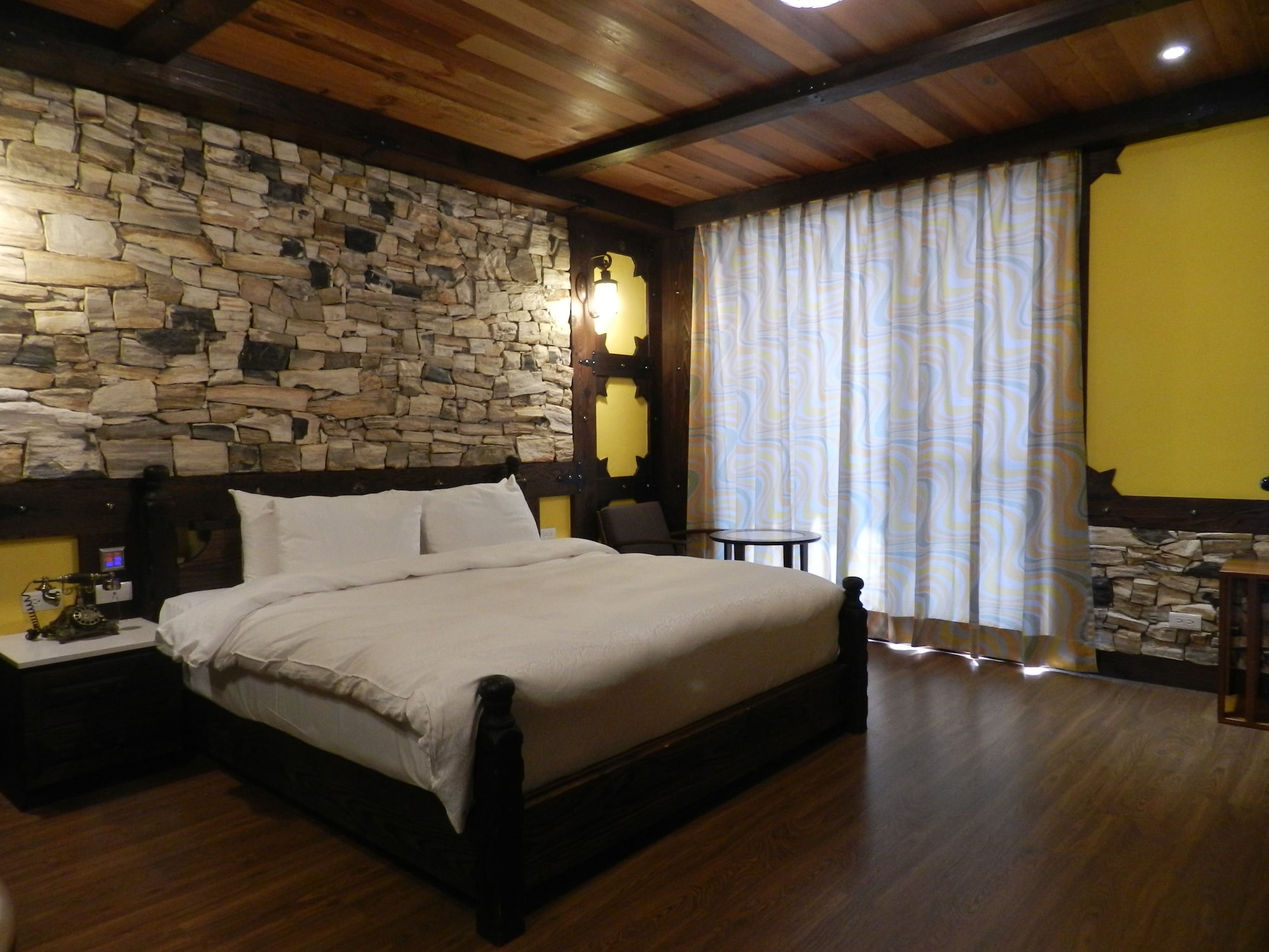 EXCLUSIVE, KING BED, CITY VIEW