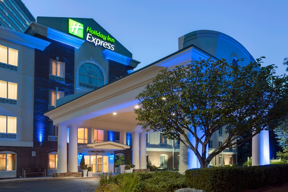 Holiday Inn Express & Suites Tower Center New Brunswick 1/39