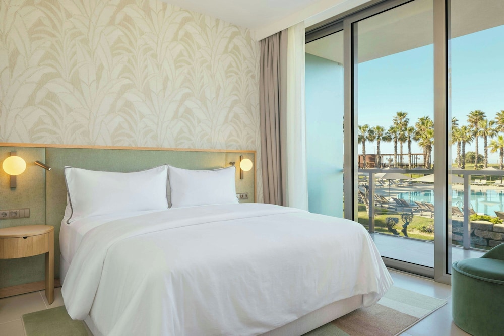 جناح جونيور بسرير كينج بإطلالة على البحر مع أريكة، The Westin Salgados Beach Resort, Algarve 2/6