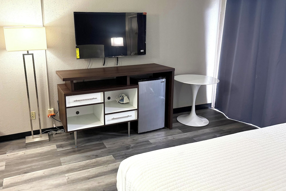 Twin City Inn & Suites Benton Harbor - St. Joseph 40/47