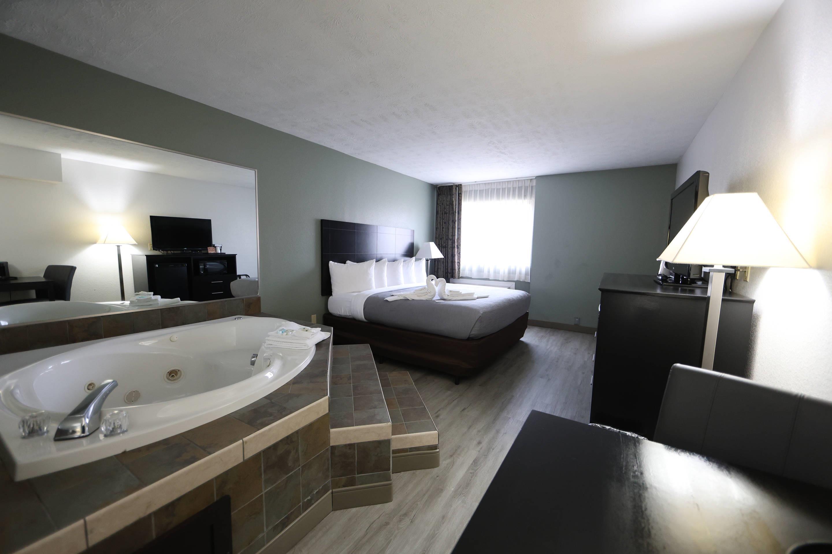 غرفة بسرير كينج، Quality Inn Suites Mattoon 4/4
