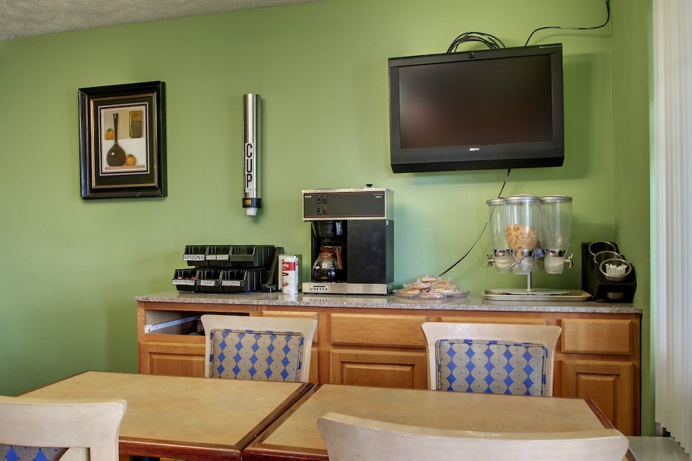 Rodeway Inn Oxford, AL 34/36