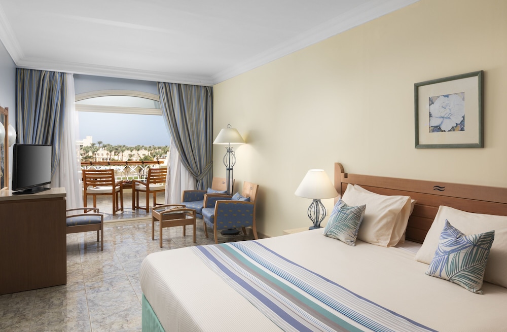 Royal Lagoons Aqua Park Resort And Spa 4/50