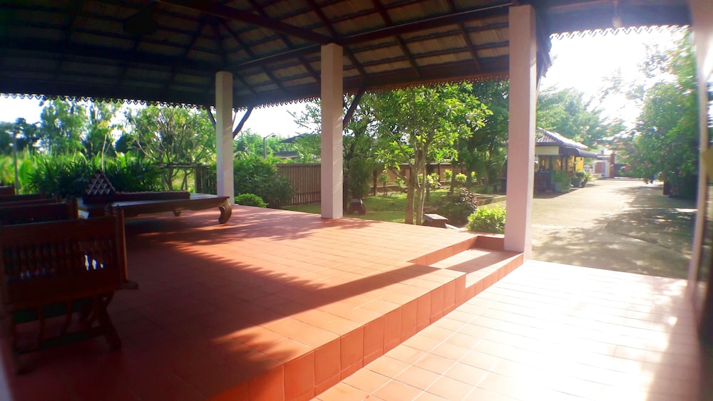 Khum Nakhon Hotel 23/47