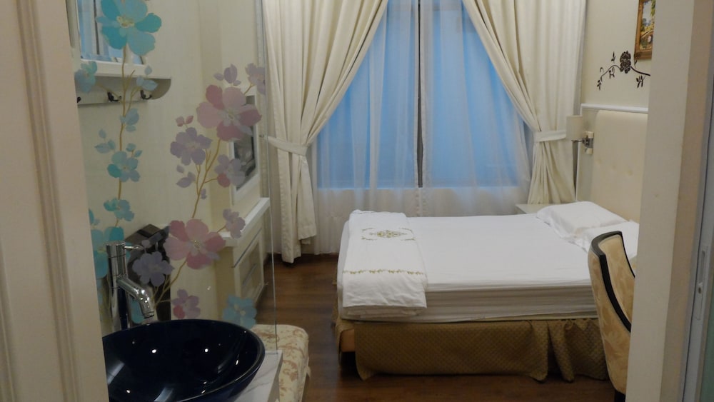 Jayleen 1918 Hotel 34/48