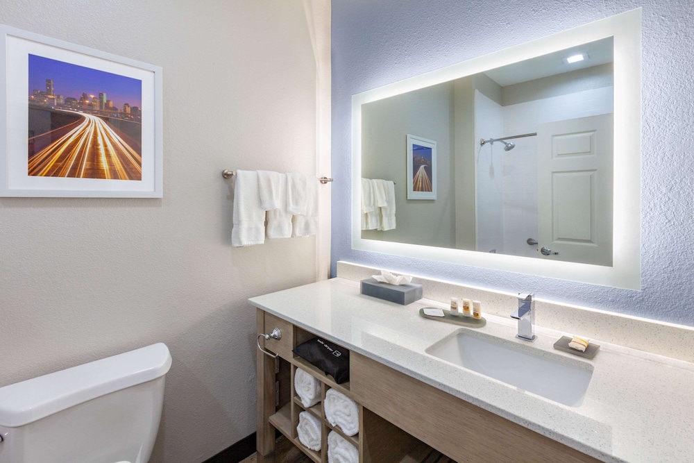 La Quinta Inn & Suites by Wyndham Houston Channelview 7/66