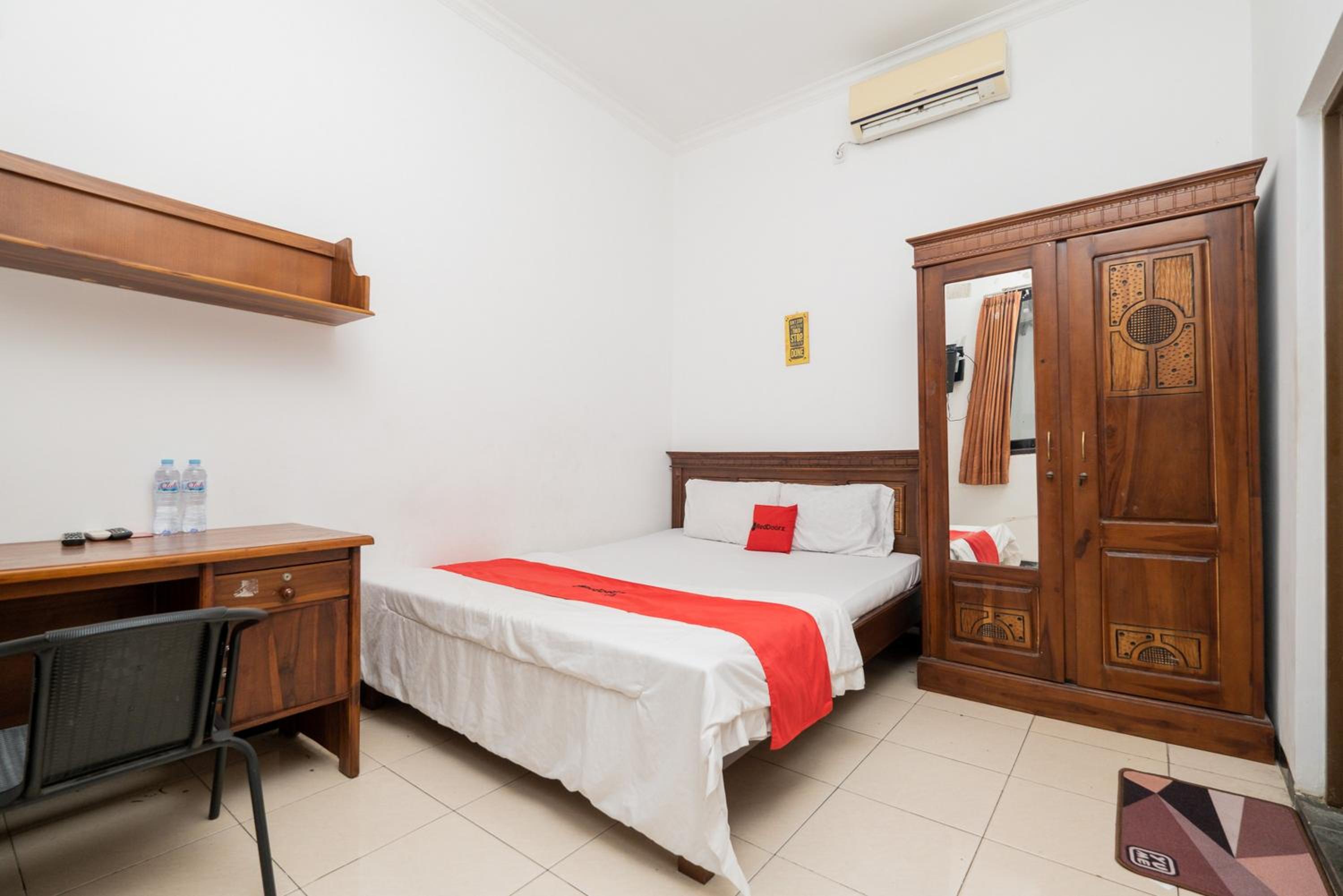 OYO Flagship 90524 Holistay Surabaya New 16/33