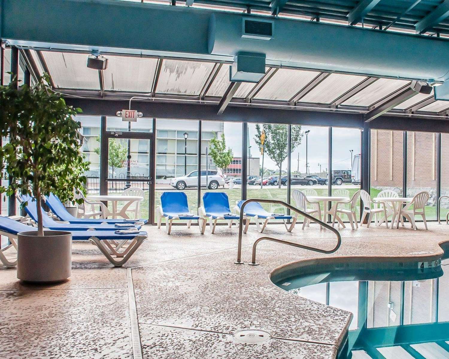 Quality Hotel & Suites At The Falls 33/51