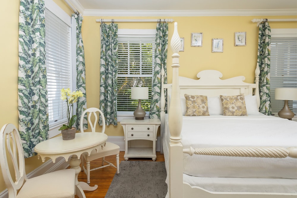DELUXE, KING BED