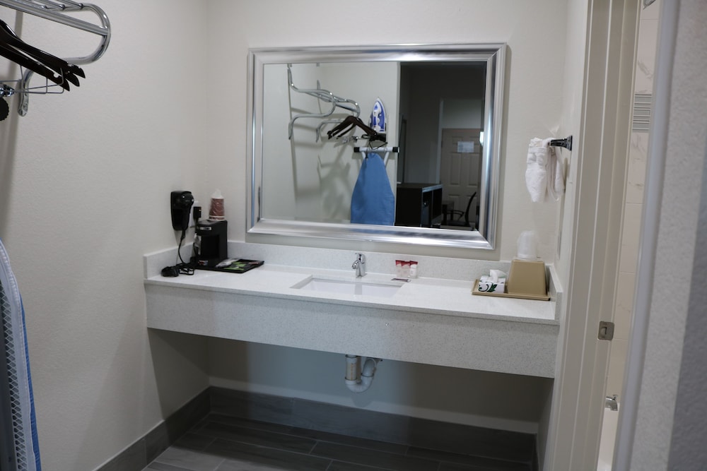 Scottish Inn and Suites IAH Airport 6/46
