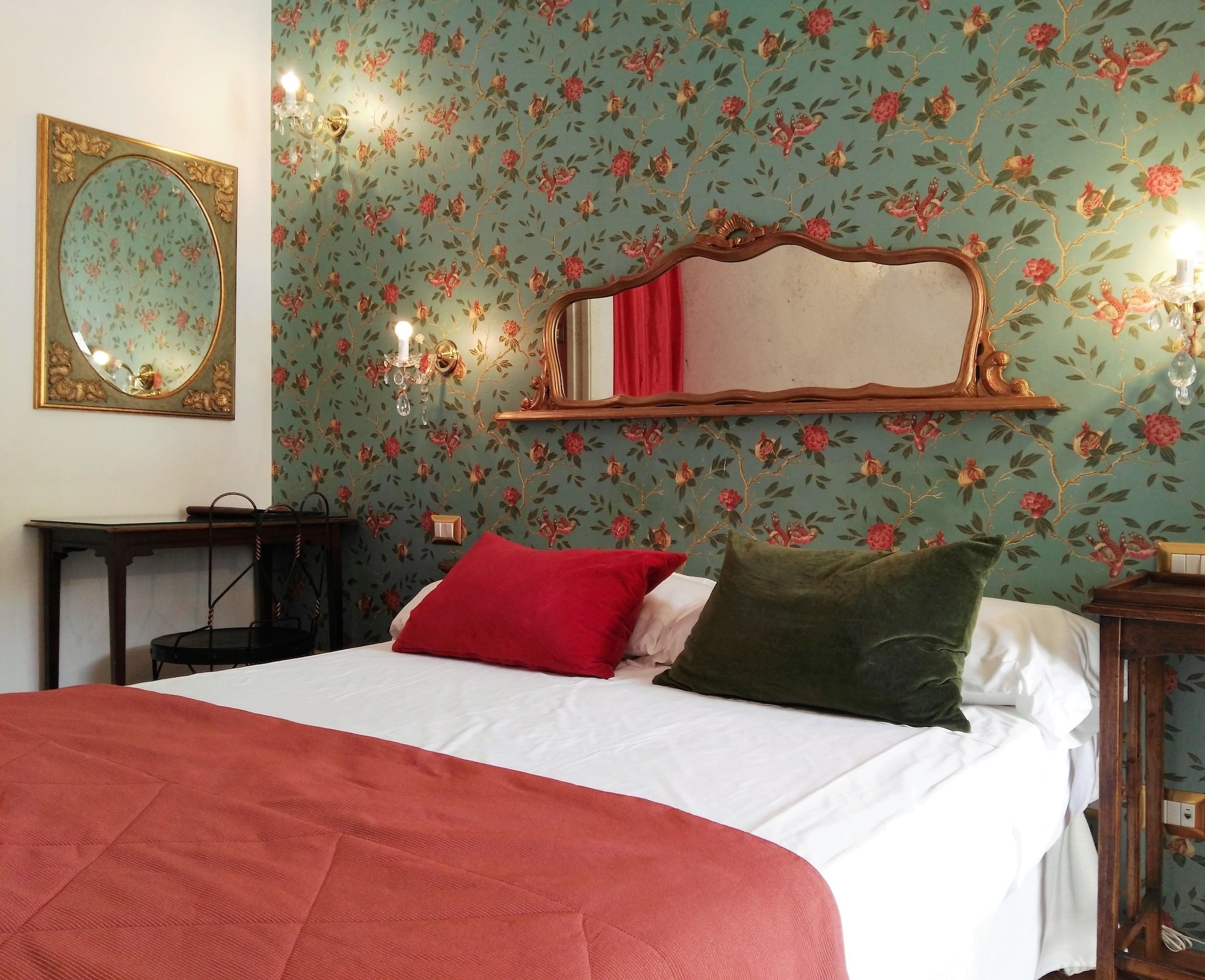 ROOM, SINGLE