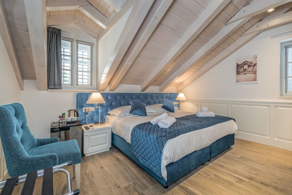DELUXE, DOUBLE BED
