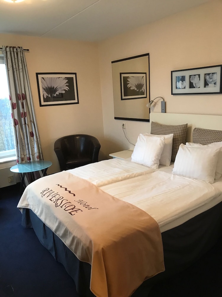 Hotel Riverside 6/29