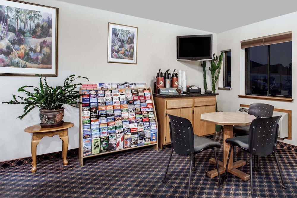 Econo Lodge Edmonds North Seattle, WA 30/39