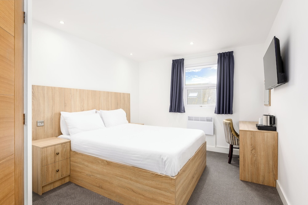 The Sandringham Hotel 8/48