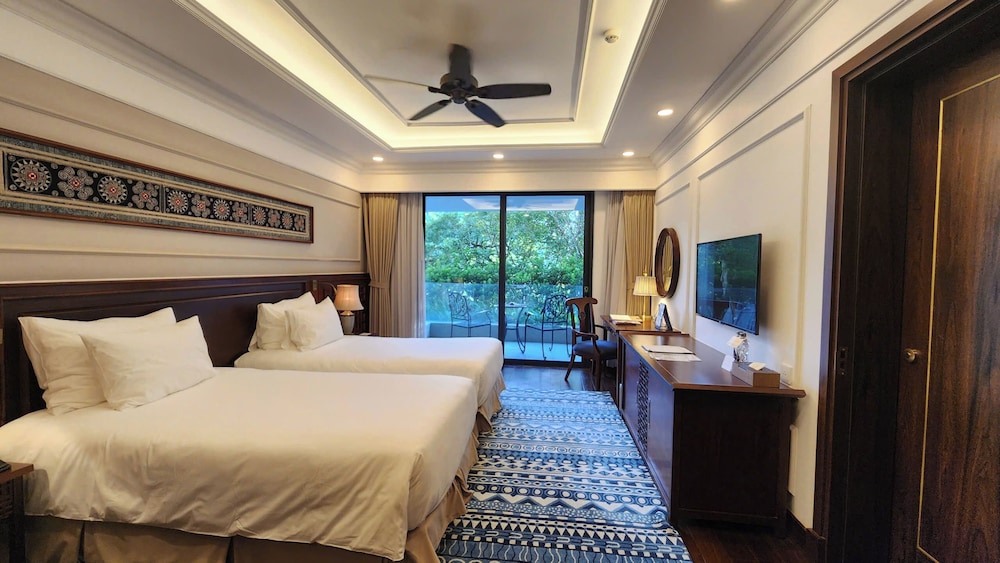 Connecting, Family, King and Twin Beds