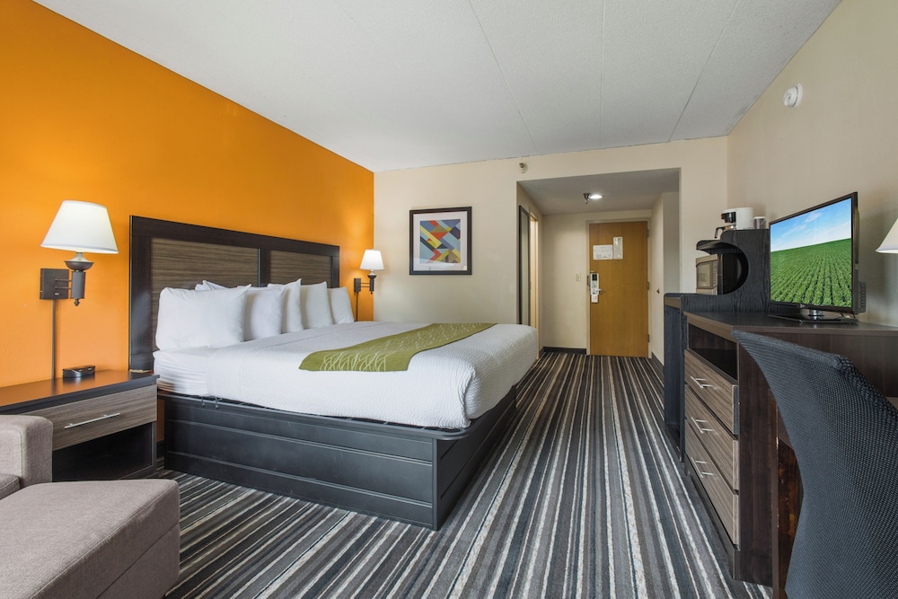 Crossroads Hotel Huron Event Center 9/50