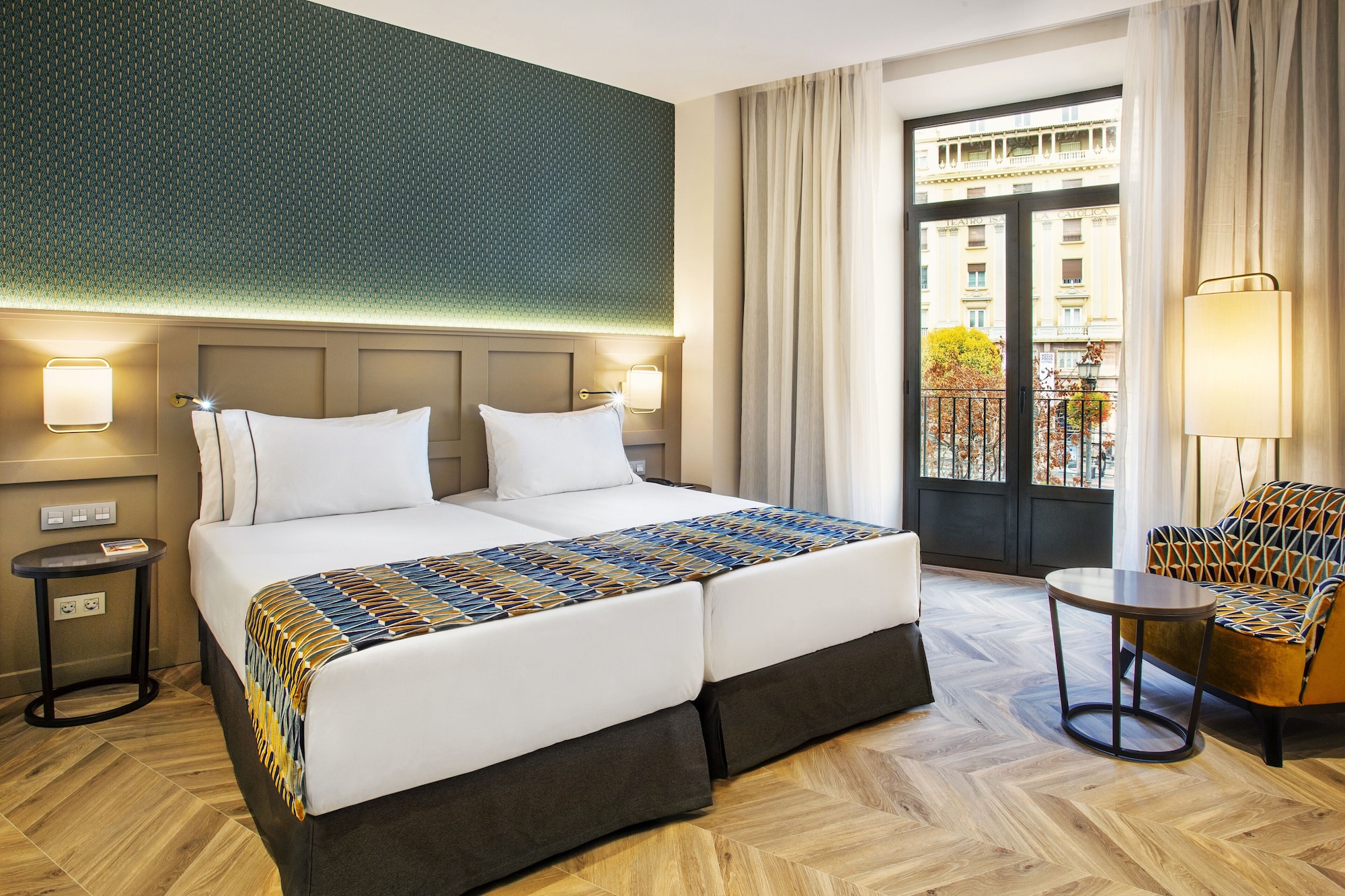 ROOM, DOUBLE OR TWIN BED