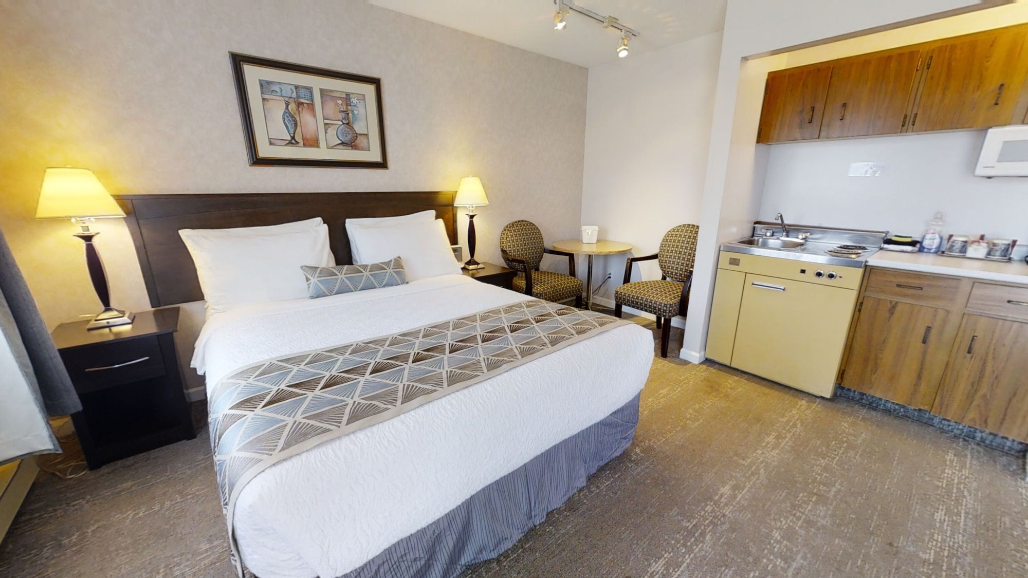STANDARD, QUEEN BED, KITCHENETTE