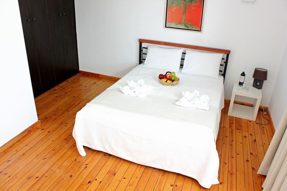 Elizabeth Suites 8/50