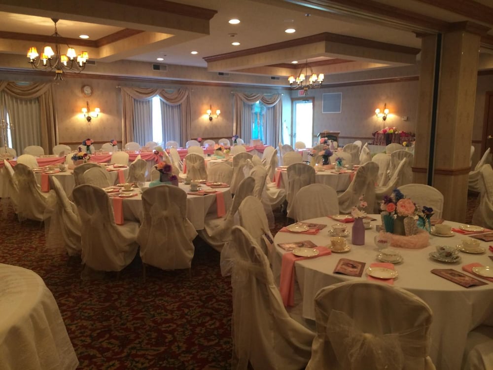 Coshocton Village Inn and Suites 51/68