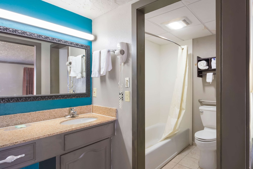 Econo Lodge Inn and Suites Oklahoma City 30/31
