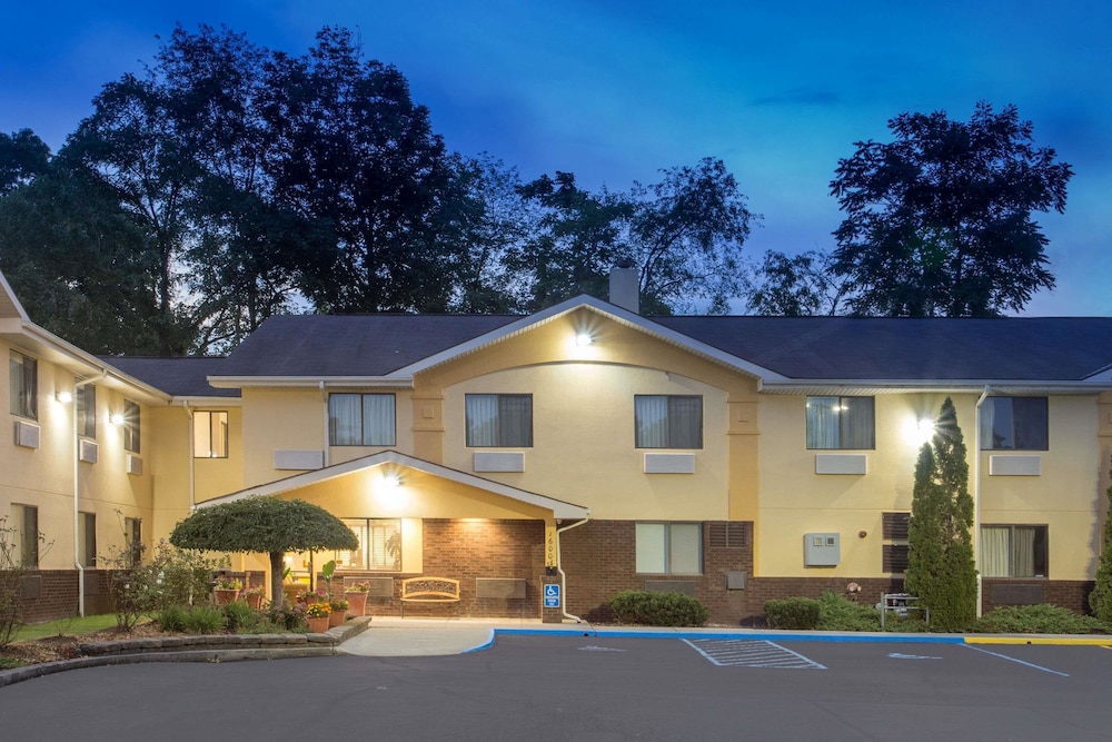 Super 8 by Wyndham Radford VA 3/26