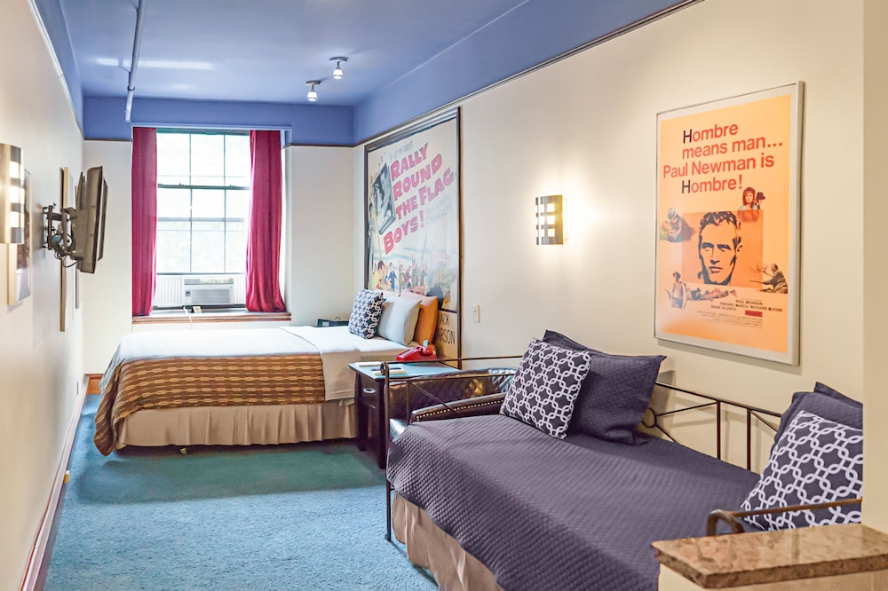 Chelsea Pines Inn 25/77
